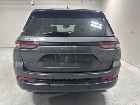 Used 2024 Jeep Grand Cherokee Altitude RWD image 7