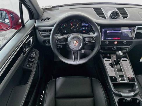Certified 2025 Porsche Macan AWD/4WD image 23