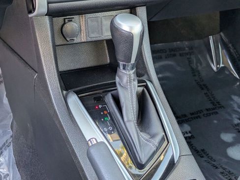 Used 2017 Toyota Corolla LE image 11