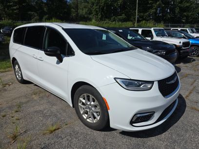 Used 2024 Chrysler Pacifica Touring-L
