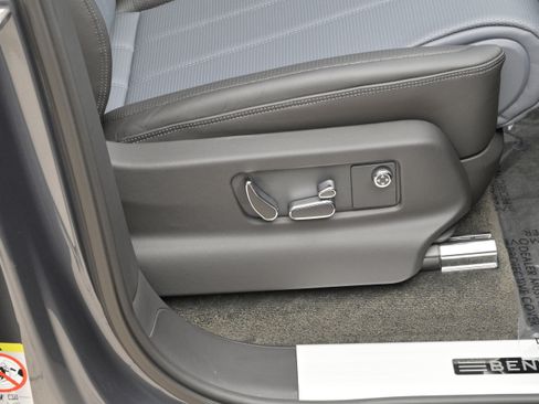 Used 2021 Bentley Bentayga V8 image 55