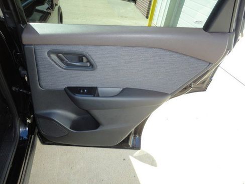 Used 2023 Nissan Rogue S image 15