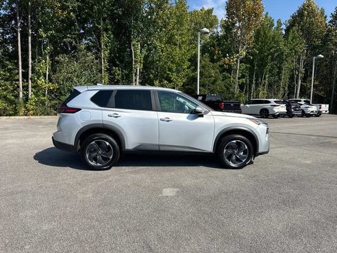Used 2024 Nissan Rogue SV AWD/4WD image 3