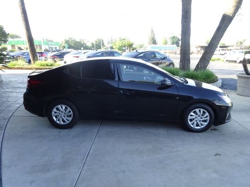 Used 2019 Hyundai Elantra SE w/ Cargo Package FWD image 8