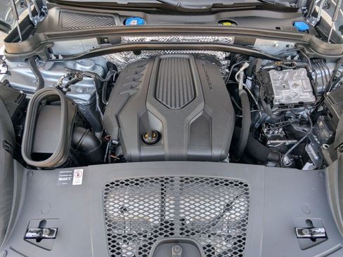 Certified 2026 Porsche Macan AWD/4WD image 28