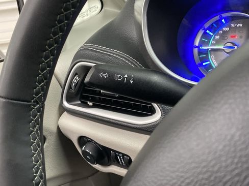 Used 2024 Chrysler Pacifica Select image 24