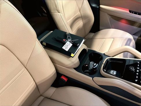 Certified 2025 Porsche Cayenne Coupe AWD/4WD image 16
