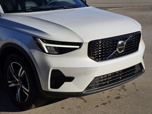 Used 2024 Volvo XC40 B5 Core image 11