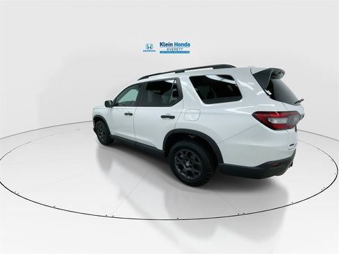 Used 2025 Honda Pilot TrailSport image 8