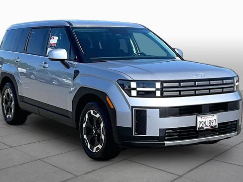 Used 2025 Hyundai Santa Fe SE FWD image 2