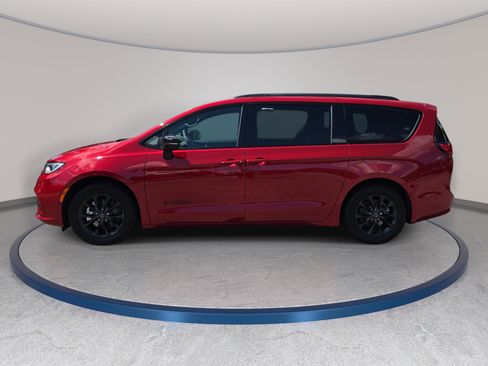 Certified 2025 Chrysler Pacifica Select w/ Uconnect Theater Family Group FWD image 8