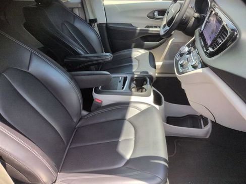 Used 2023 Chrysler Pacifica Touring-L FWD image 33