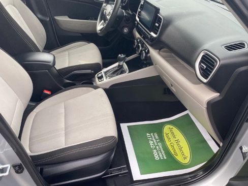 Used 2020 Hyundai Venue SEL image 16