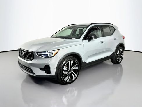 Used 2025 Volvo XC40 B5 Ultra AWD/4WD image 3