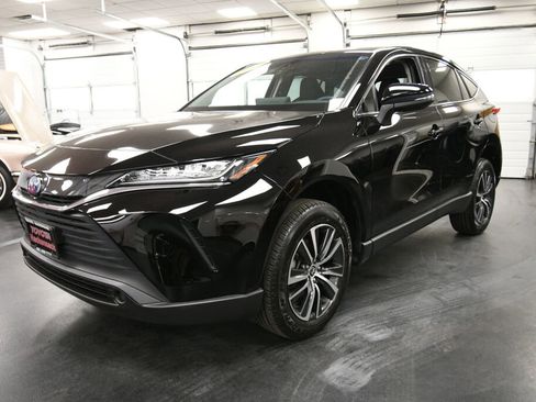 Used 2022 Toyota Venza LE image 3