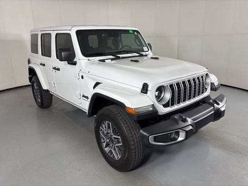 Used 2025 Jeep Wrangler Unlimited Sahara AWD/4WD image 2