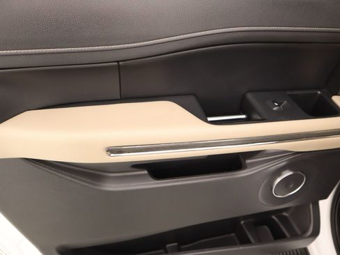 Used 2023 Ford Expedition Max XLT image 18