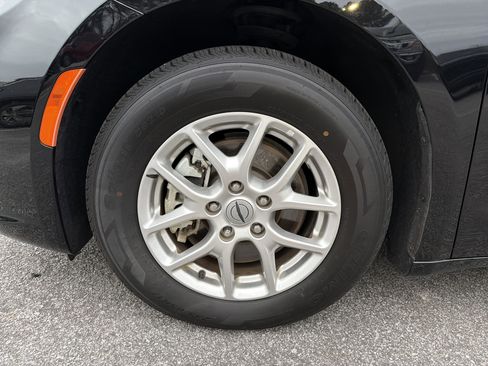 Used 2024 Chrysler Pacifica Touring-L image 12