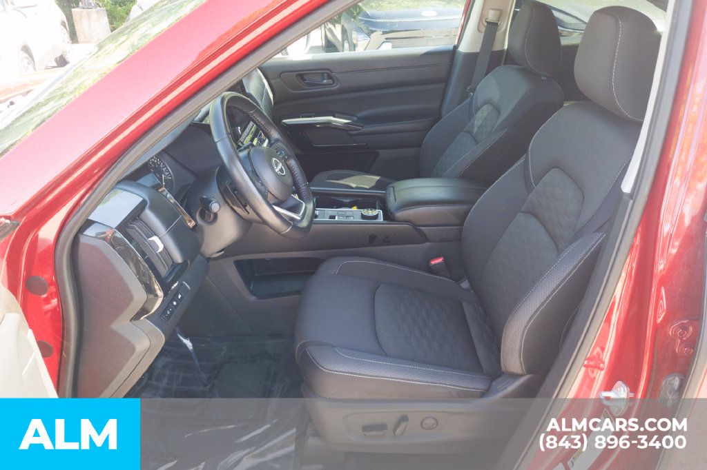 Used 2024 Nissan Pathfinder SV AWD/4WD image 16