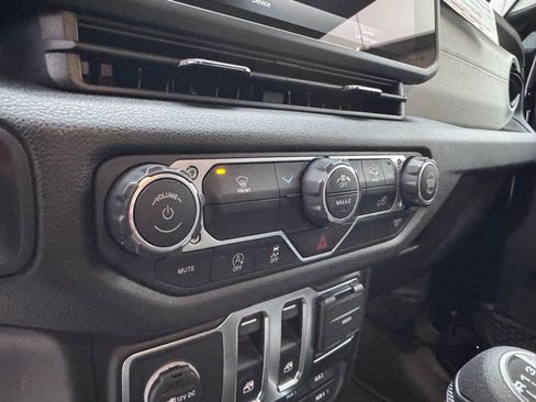 Used 2025 Jeep Wrangler Sport image 18