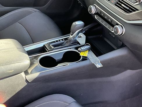 Used 2024 Nissan Altima 2.5 SV image 9