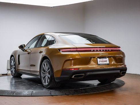 Used 2025 Porsche Panamera image 9