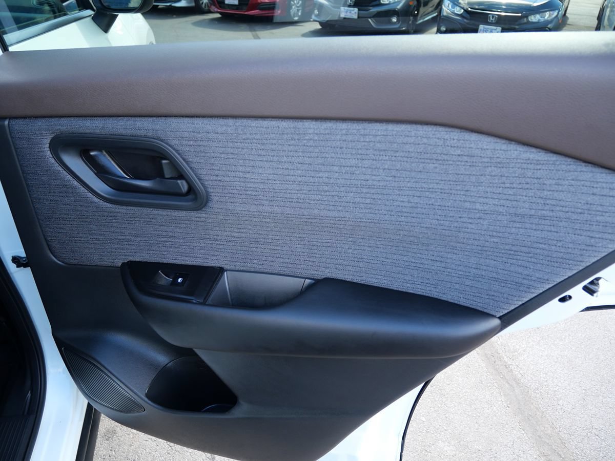 Used 2023 Nissan Rogue S AWD/4WD image 30