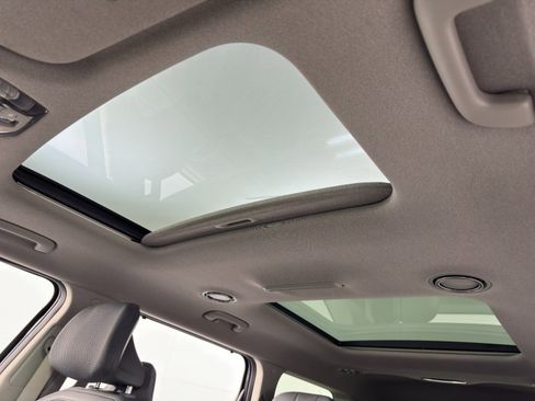 Used 2024 Kia EV9 Land image 12