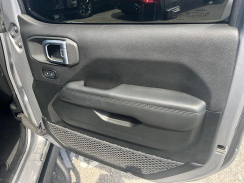 Used 2020 Jeep Wrangler Unlimited Sahara AWD/4WD image 6