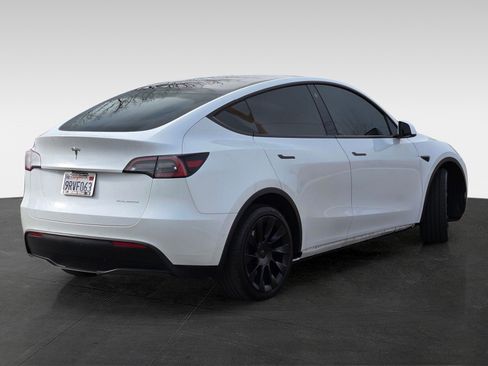 Used 2022 Tesla Model Y Long Range image 5