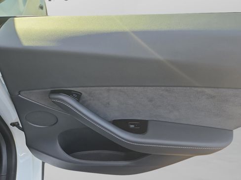 Used 2020 Tesla Model Y Long Range image 30