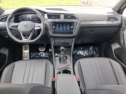 Used 2023 Volkswagen Tiguan SE R-Line image 10