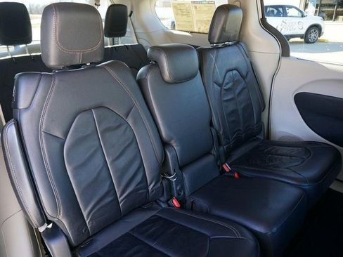 Used 2017 Chrysler Pacifica Touring-L w/ Tire & Wheel Group image 26