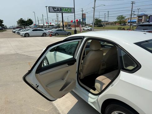 Used 2018 Volkswagen Passat 2.0T S FWD image 19