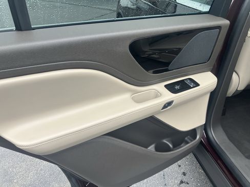 Used 2024 Lincoln Aviator AWD w/ Premium Package image 16