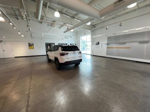 Used 2025 Jeep Compass Trailhawk AWD/4WD image 15