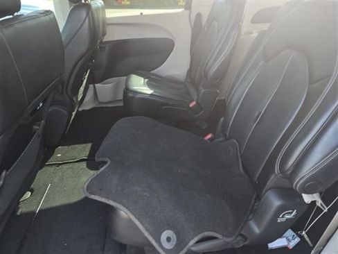 Used 2023 Chrysler Pacifica Touring-L FWD image 5