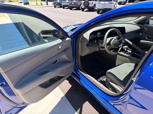 Used 2023 Hyundai Elantra SEL w/ Convenience Package FWD image 9