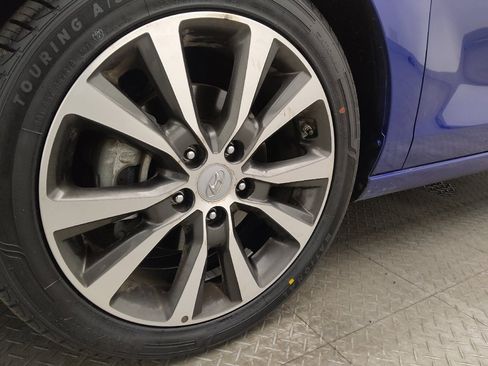 Used 2019 Hyundai Elantra GT image 31