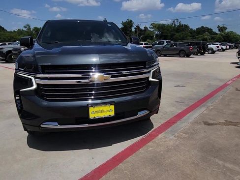 Used 2022 Chevrolet Suburban LT w/ Luxury Package RWD image 3