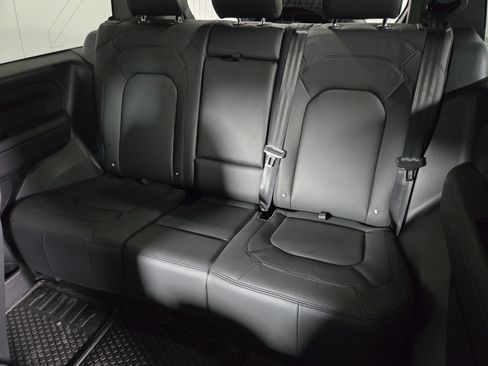 New 2025 Land Rover Defender 90 X-Dynamic SE image 5