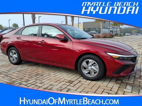 Certified 2025 Hyundai Elantra SE image 1