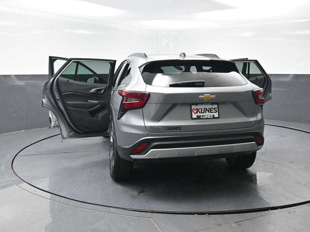 Used 2025 Chevrolet Trax LT FWD image 57