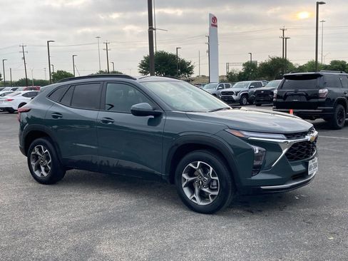 Used 2025 Chevrolet Trax LT image 2