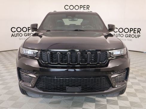 Used 2024 Jeep Grand Cherokee Altitude RWD image 9