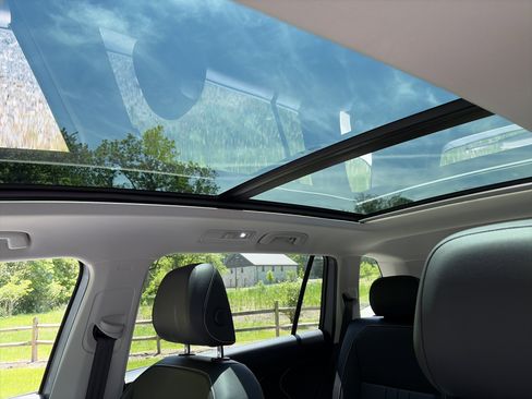 Used 2024 Volkswagen Tiguan SE w/ Panoramic Sunroof Package AWD/4WD image 20