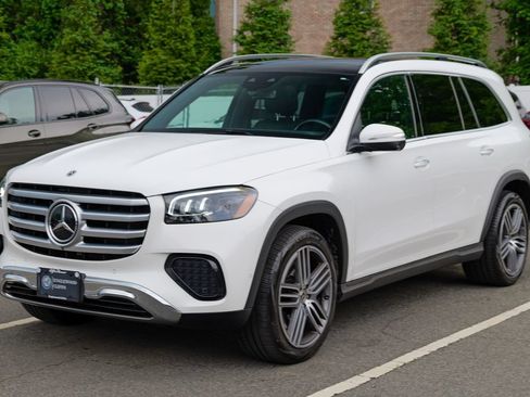 Used 2024 Mercedes-Benz GLS 450 4MATIC image 3