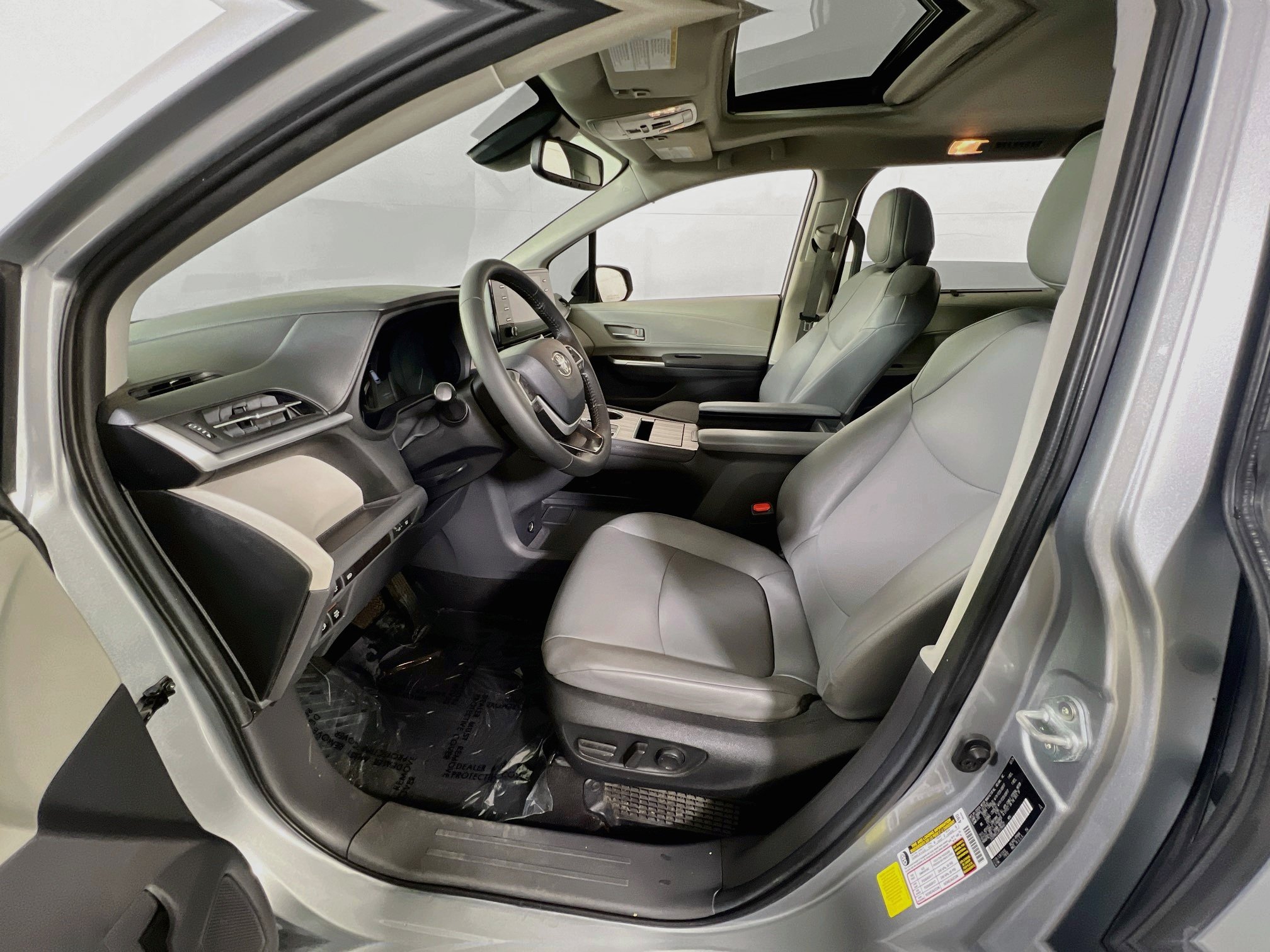 Used 2024 Toyota Sienna XLE FWD image 20