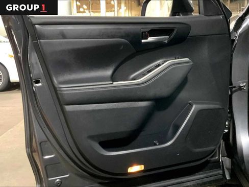 Used 2023 Toyota Highlander XLE image 22