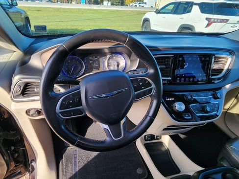 Used 2017 Chrysler Pacifica Touring-L w/ Tire & Wheel Group image 11